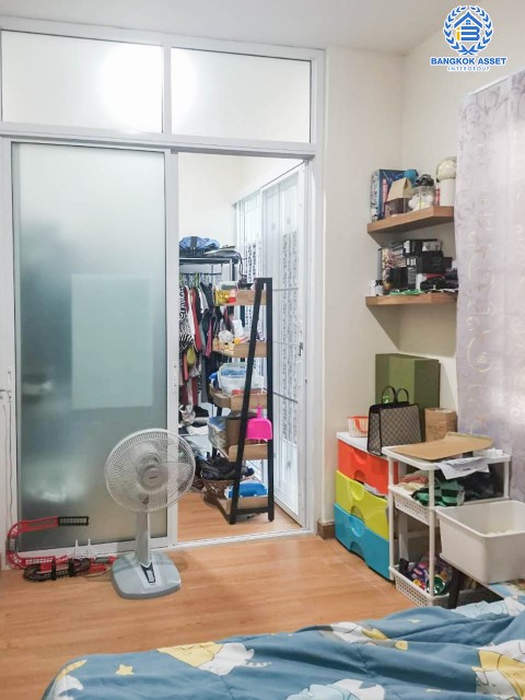 *****ทาวน์เฮ้าส์มือสองย่านนนทบุรี ม.โกลเด้นทาวน์ วงศ์สว่าง-รัชดา หลังมุม! เนื้อที่เกือบ 17 ตร.ว. ฟังก์ชัน 3 ห้องนอน 2 ห้องน้ำ บนทำเลเดินทางสะดวกมาก เพียง 7 นาทีก็ถึงรถไฟฟ้าสายสีม่วง "สถานีแยกติวานนท์" และใกล้ทางด่วน "พระราม7" ในราคาสุดคุ้ม